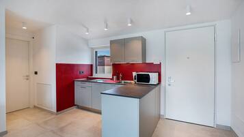 Jääkaappi, mikroaaltouuni, liesi, astianpesukone