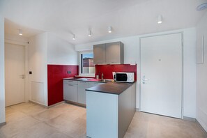 Jääkaappi, mikroaaltouuni, liesi, astianpesukone