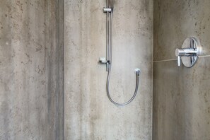 Douche, sèche-cheveux, serviettes fournies