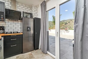 Refrigerador, microondas, placa de cocina, lavavajillas