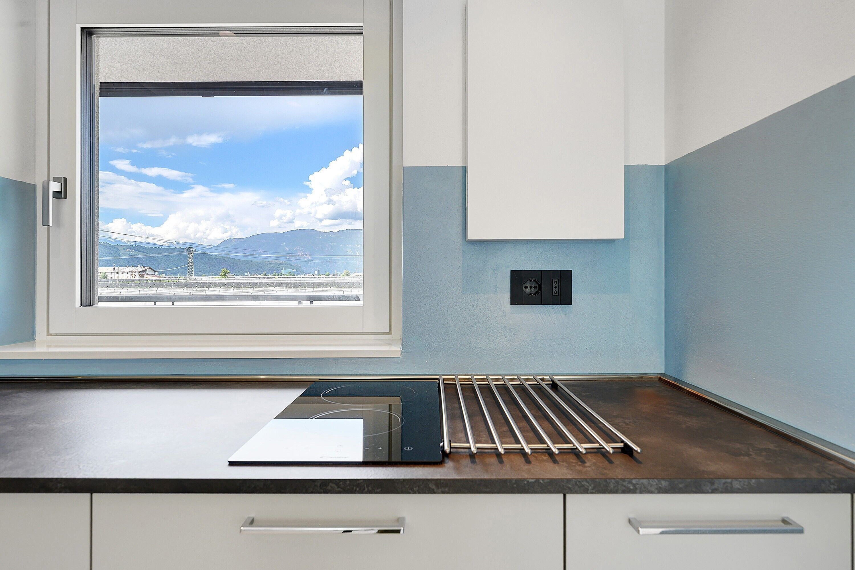 Kühlschrank, Mikrowelle, Herdplatte, Geschirrspüler