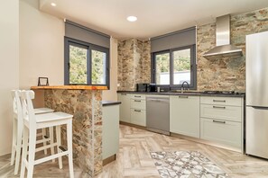 Réfrigérateur, micro-ondes, plaque de cuisson, lave-vaisselle