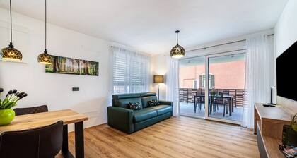 "JJ City Apartment" with Private Covered Terrace and Garage