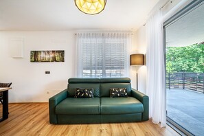 TV - "JJ City Apartment" with Private Covered Terrace and Garage (Algund)