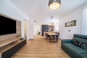 TV - "JJ City Apartment" with Private Covered Terrace and Garage (Algund)