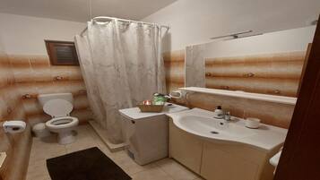 Departamento (Two Bedroom Apartment with Terrace an) | Baño | Regadera y toallas