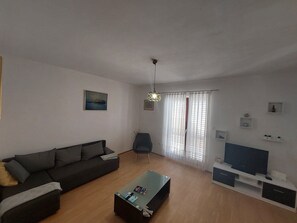 Apartamento (Two Bedroom Apartment with Terrace an) | Sala de estar | TV