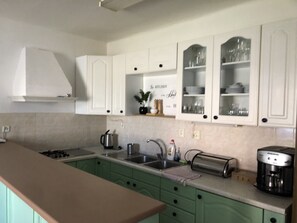 Refrigerador, microondas, cafetera/tetera, tetera/pava eléctrica