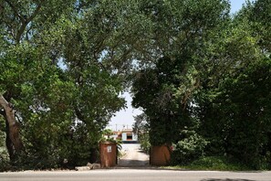 A pathway leading through a gate surrounded by trees. - Casa Los Alamos with Pool, Renovated Kitchen, Wi-Fi, and Terrace (Vejer)