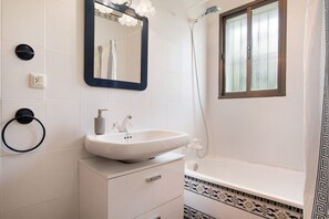 Baignoire, sèche-cheveux, serviettes fournies
