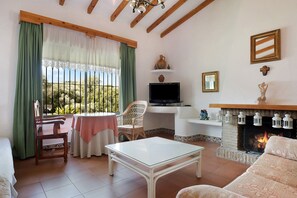 TV - Holiday Home Casa Los Alamos with Pool, Wi-Fi, A/C & Terrace (Vejer)