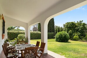 Outdoor dining - Holiday Home Casa Los Alamos with Pool, Wi-Fi, A/C & Terrace (Vejer)