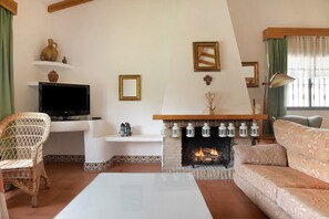 TV - Holiday Home Casa Los Alamos with Pool, Wi-Fi, A/C & Terrace (Vejer)