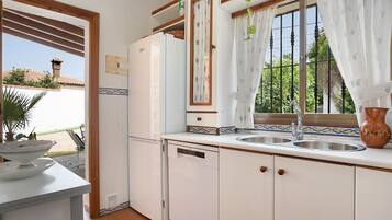 Een koelkast, een magnetron, een oven, een kookplaat