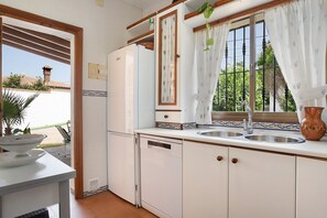Fridge, microwave, oven, stovetop - Holiday Home Casa Los Alamos with Pool, Wi-Fi, A/C & Terrace (Vejer)