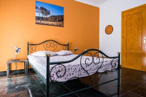 2 slaapkamers, een strijkplank/strijkijzer, reisbedje, gratis wifi