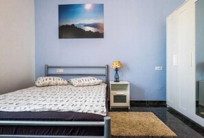 2 chambres, fer et planche à repasser, lit de bébé portatif