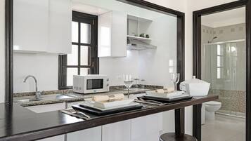 Refrigerador, microondas, placa de cocina, cafetera/tetera