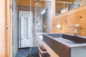 Badewanne, Haartrockner, Handtücher