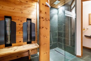 Bañera, artículos de higiene personal gratuitos y secador de pelo