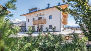 A two-story building with a balcony and a mountain view. - Holiday Apartment 'Living Lerchna - Beautiful View' with Mountain View, Balconies and Wi-Fi (Maranza)