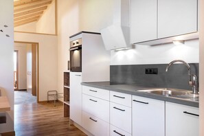 Frigorifero, microonde, forno, piano cottura
