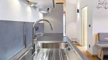 Kylskåp, mikrovågsugn, ugn och spishäll