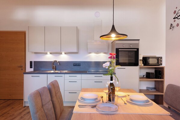 Frigorifero, microonde, forno, piano cottura