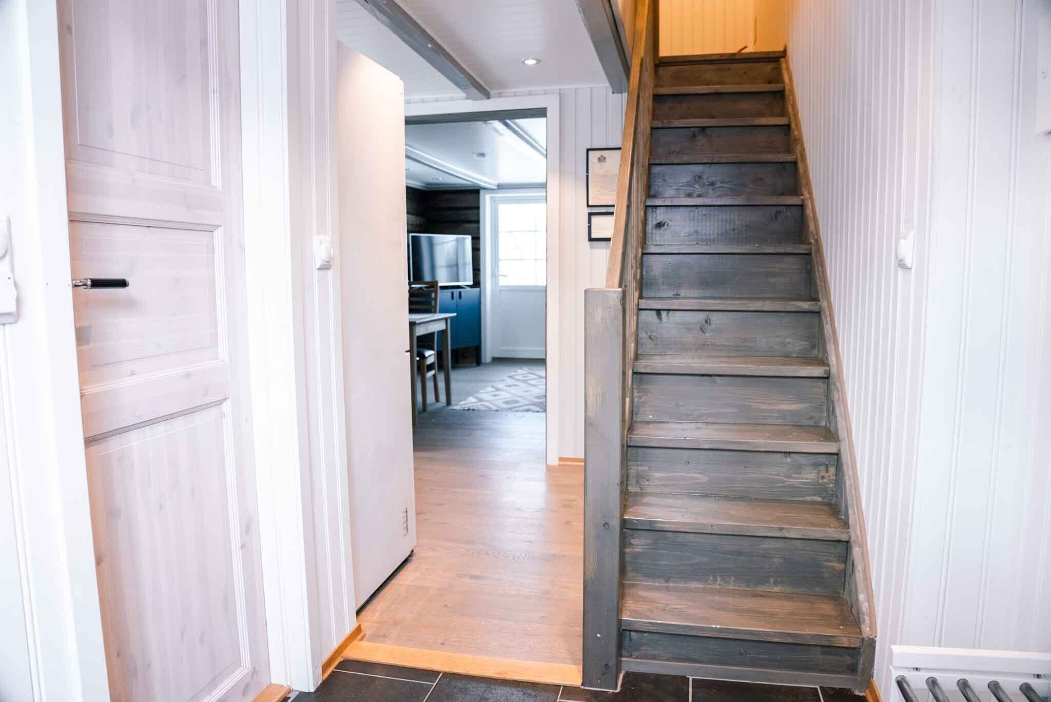 Una escalera de madera que baja a un nivel inferior.