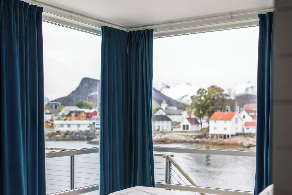 Pillowtop beds, free WiFi, bed sheets