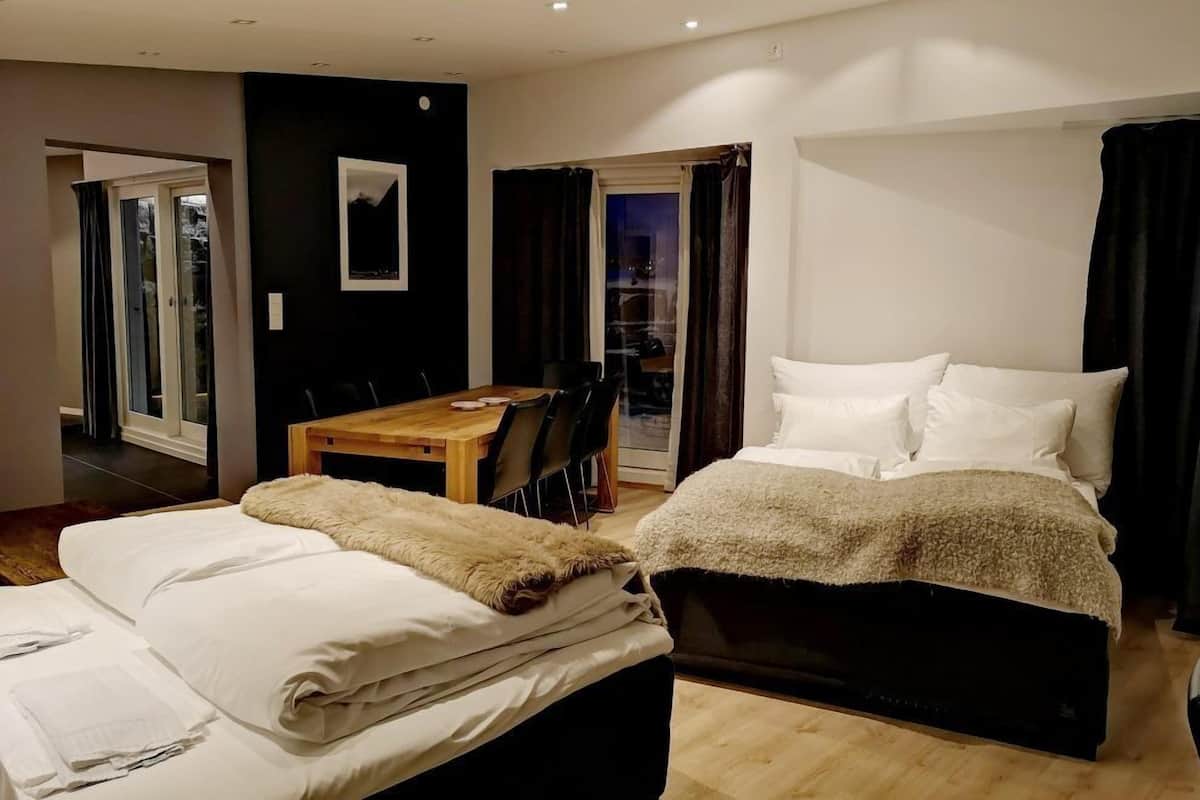 Pillowtop beds, free WiFi, bed sheets