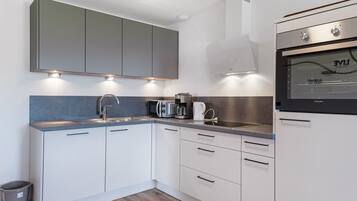 Jääkaappi, mikroaaltouuni, uuni, liesi