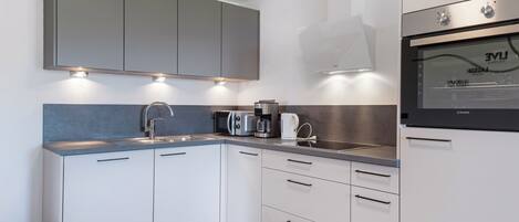 Jääkaappi, mikroaaltouuni, uuni, liesi