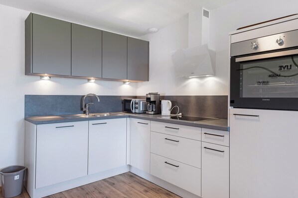 Kühlschrank, Mikrowelle, Ofen, Herdplatte