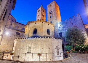Un bâtiment historique doté d’une cour intérieure, de deux tours et d’un mur fortifié.