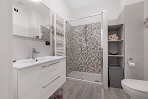 Regadera, secadora de cabello, toallas 