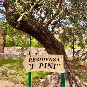 Une enseigne portant l’inscription « RESIDENZA ‘I PINI’ ».