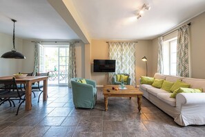 Leilighet | Oppholdsområde | En 42-tommers Flatskjerm-TV med Parabol-TV samt TV og oppvarmet gulv