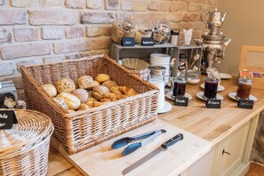 بوفيه فطور يوميًا بتكلفة قدرها (14.00 EUR للشخص)