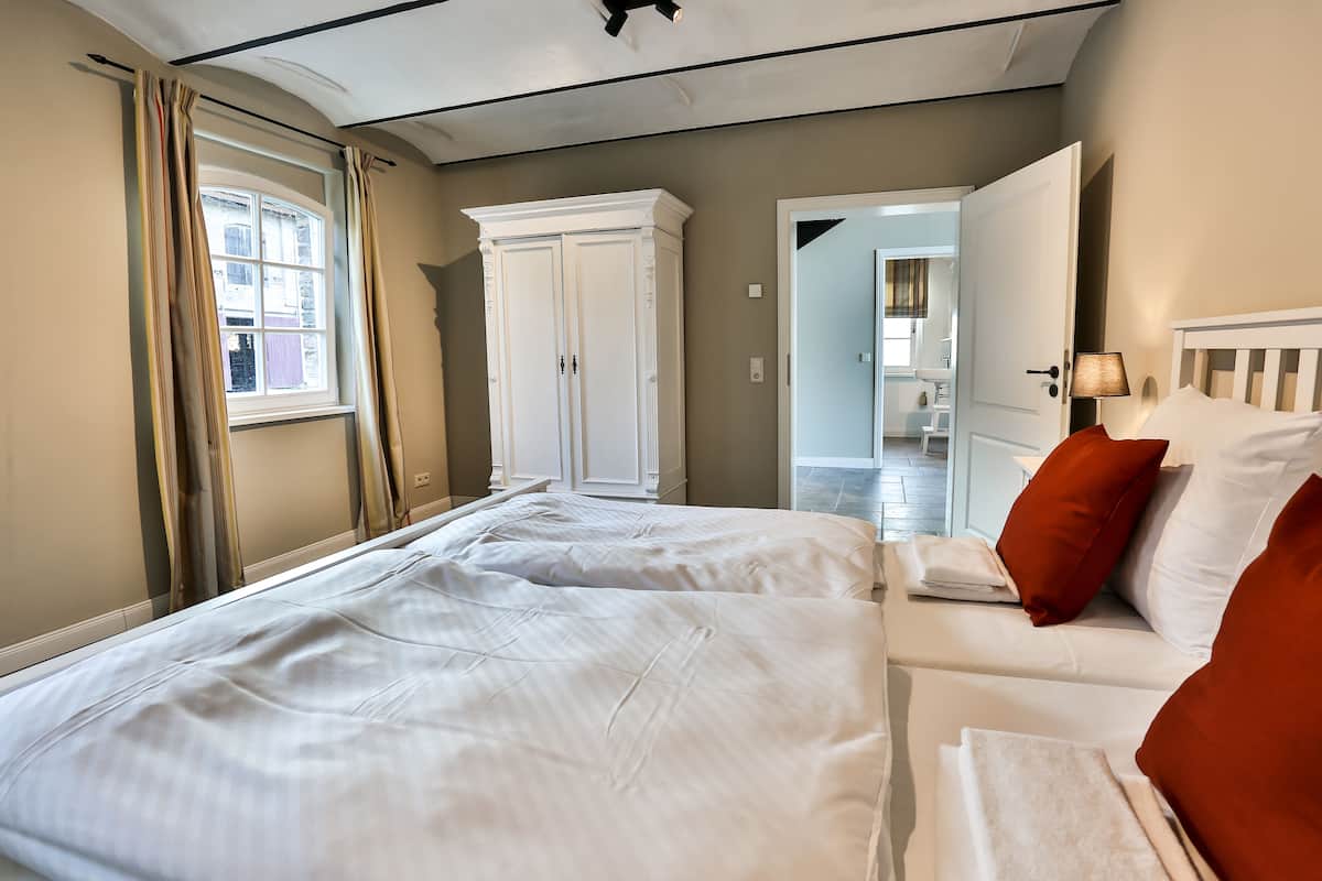 Condo | Free WiFi, bed sheets