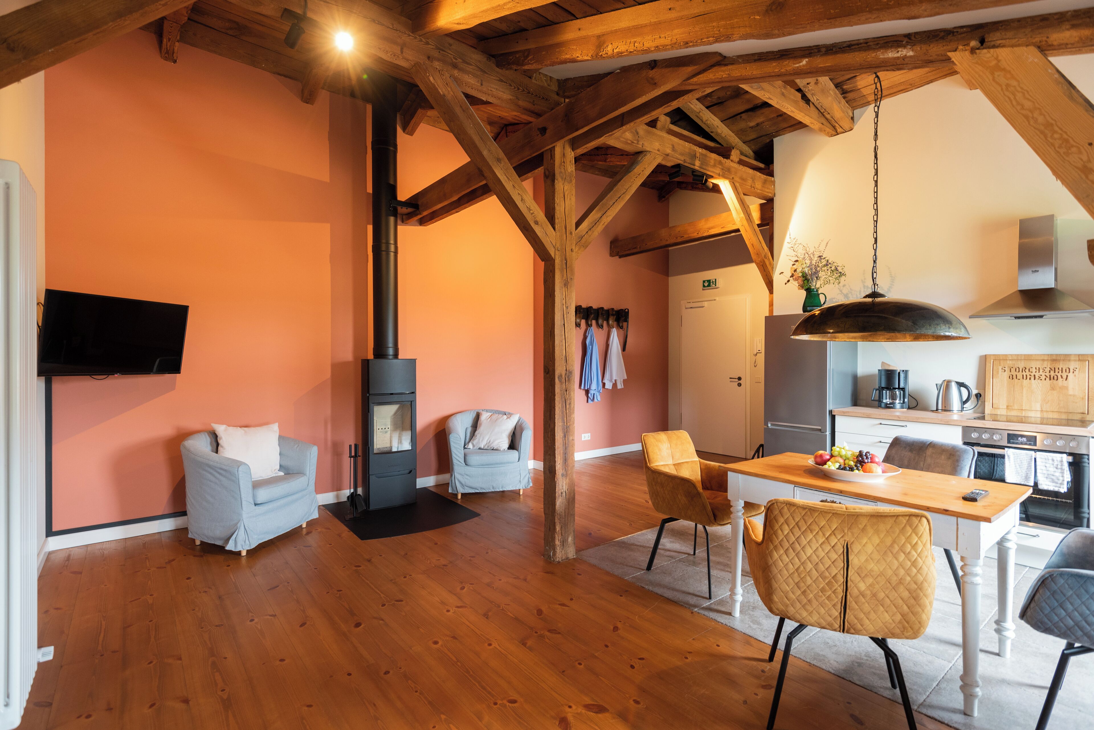 コン ドミニアム | リビング エリア | 42 インチの薄型テレビ (衛星放送視聴可)、テレビ、床暖房