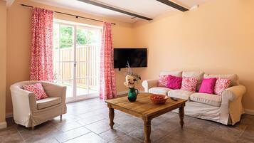 Apartment | Wohnbereich | 42-Zoll-Flachbildfernseher mit Satellitenempfang, Fernseher