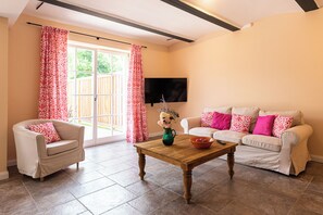 Leilighet | Oppholdsområde | En 42-tommers Flatskjerm-TV med Parabol-TV samt TV og oppvarmet gulv