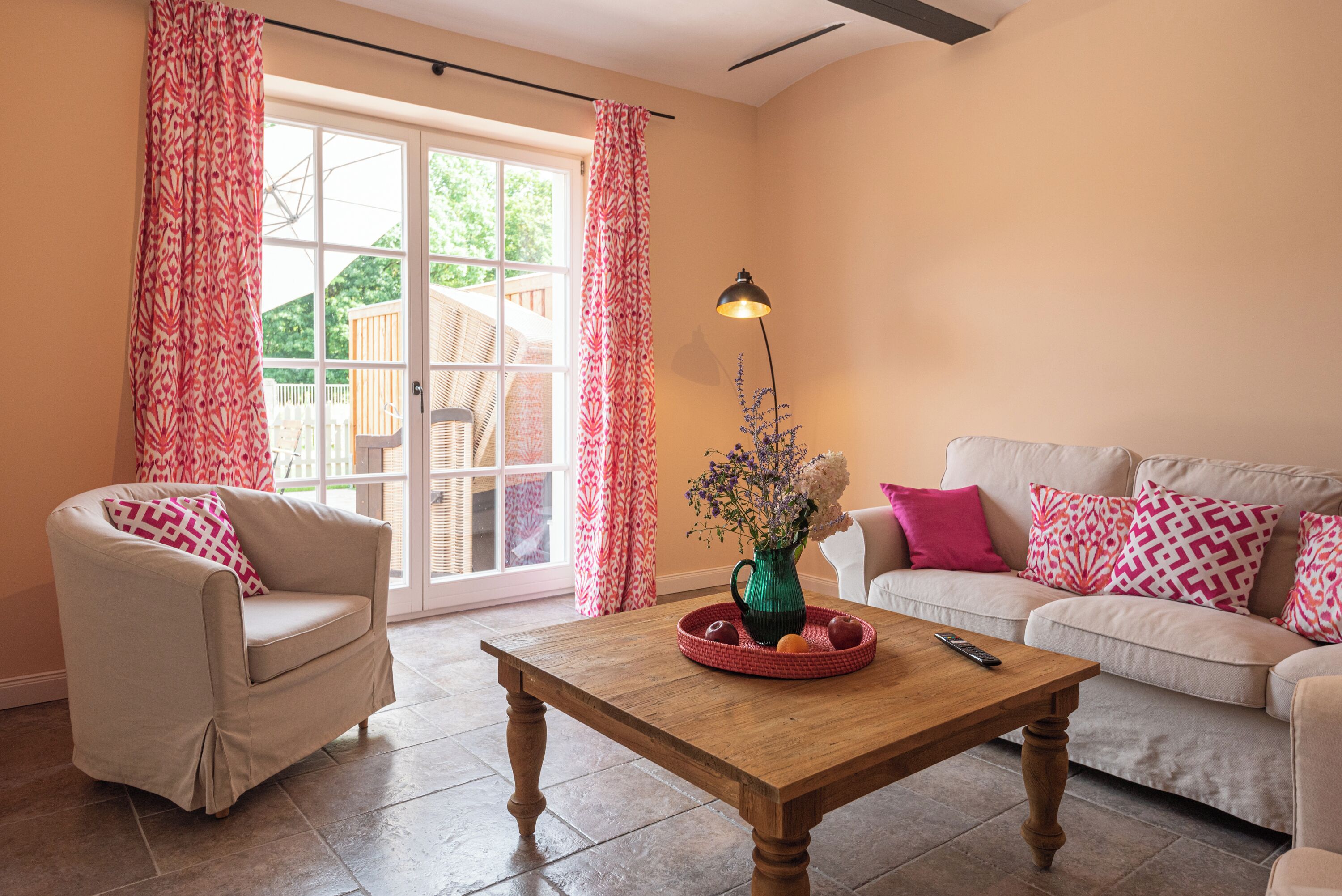 Apartment | Wohnbereich | 42-Zoll-Flachbildfernseher mit Satellitenempfang, Fernseher