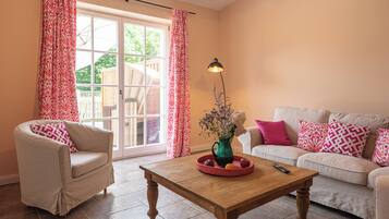 Apartment | Wohnbereich | 42-Zoll-Flachbildfernseher mit Satellitenempfang, Fernseher