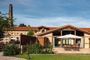 المنشأة من الخارج