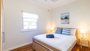 2 bedrooms, iron/ironing board, free WiFi, bed sheets - 12 Tomaree Road - 200 mtrs to Shoal Bay Beach (Shoal Bay)