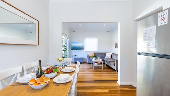 Dining - 12 Tomaree Road - 200 mtrs to Shoal Bay Beach (Shoal Bay)