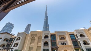 Näkymä Burj Khalifa -pilvenpiirtäjään ja sen ympärillä oleviin rakennuksiin.