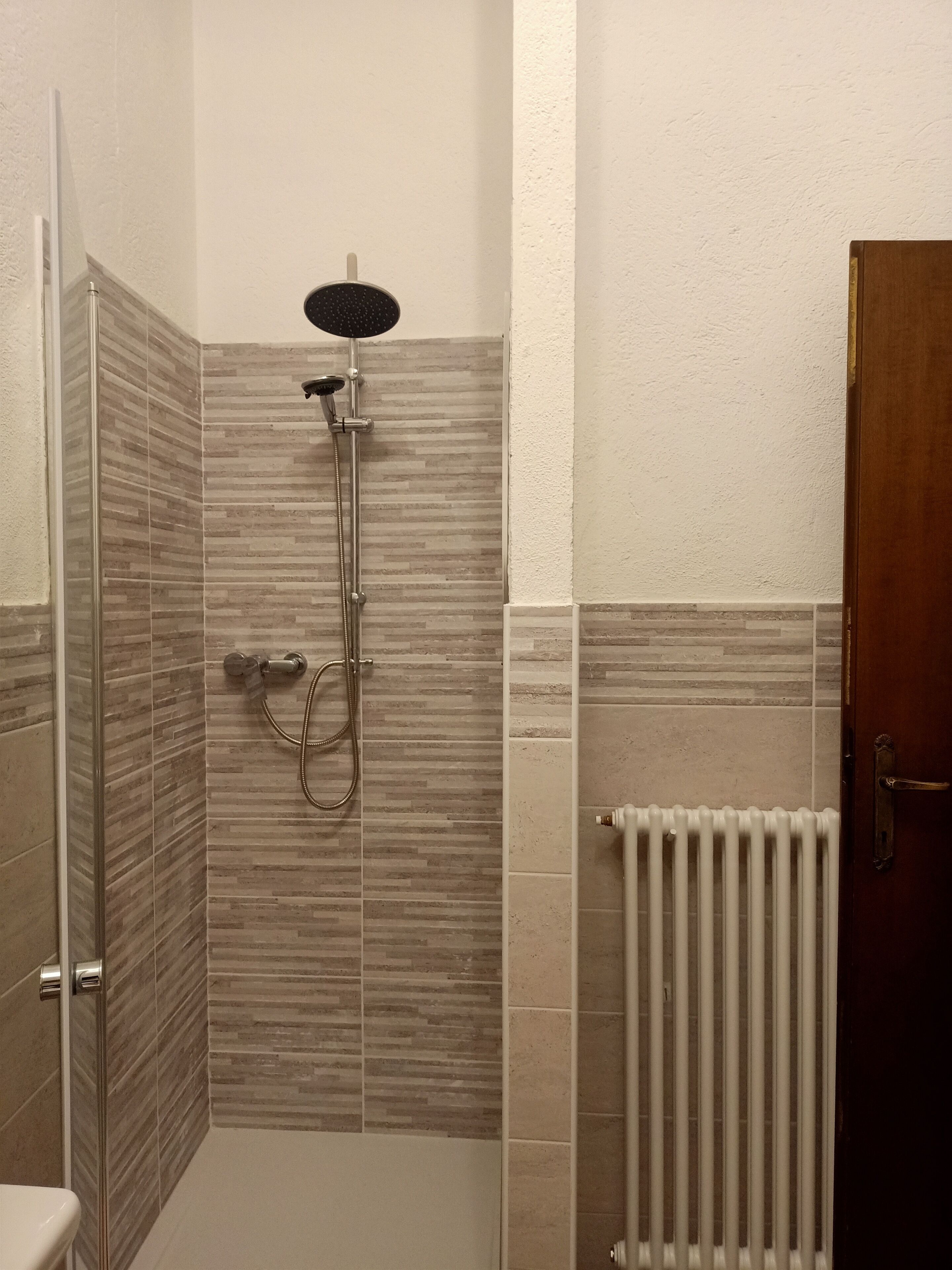Doccia, bidet, sapone, carta igienica